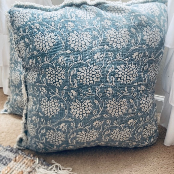 Bella Luxx Other - Barely Used Throw Pillows